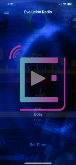 Pantalla de Evolución Radio mostrando opciones de reproducción y temporizador.
- **Descripción:** Imagen de la interfaz de una aplicación móvil de radio digital, Evolución Radio. Se observa un logo moderno con un botón de reproducción y una barra de progreso al 50%. En el fondo, hay un diseño de radio clásico y un micrófono, resaltando la fusión de lo digital con lo tradicional. Interfaz de aplicación de radio digital con logo de Evolución Radio y barra de progreso.- **Título:** Interfaz de Evolución Radio en App Móvil- **Leyenda:** Pantalla de Evolución Radio mostrando opciones de reproducción y temporizador.- **Descripción:** Imagen de la interfaz de una aplicación móvil de radio digital, Evolución Radio. Se observa un logo moderno con un botón de reproducción y una barra de progreso al 50%. En el fondo, hay un diseño de radio clásico y un micrófono, resaltando la fusión de lo digital con lo tradicional.